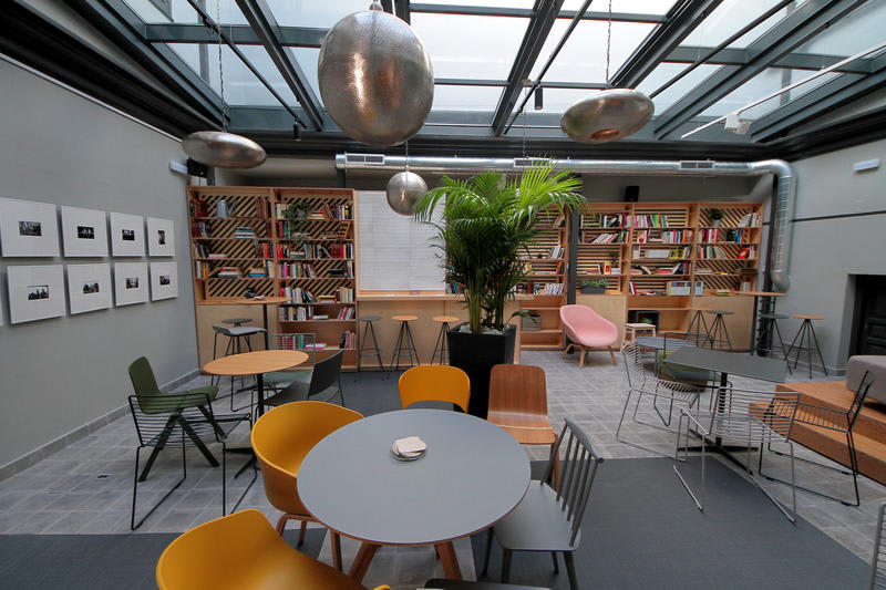 Complutum Hostel & Suites