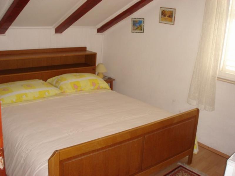 Apartments & Rooms