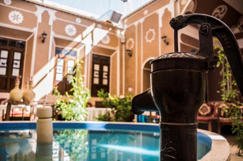 Firoozeh Traditional Hotel