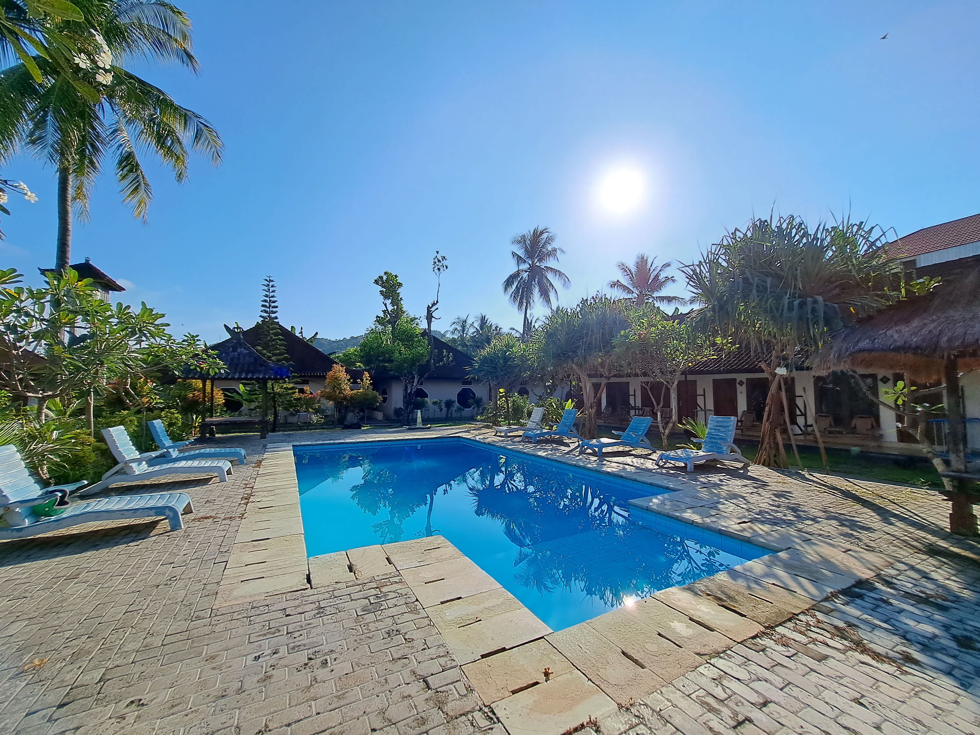 cheap hostels Pantai Kuta with good reviews