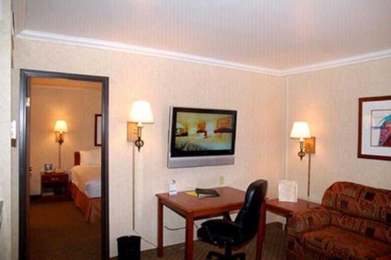 Hotel Tempe/Phoenix Airport InnSuites in Tempe, USA Find Cheap