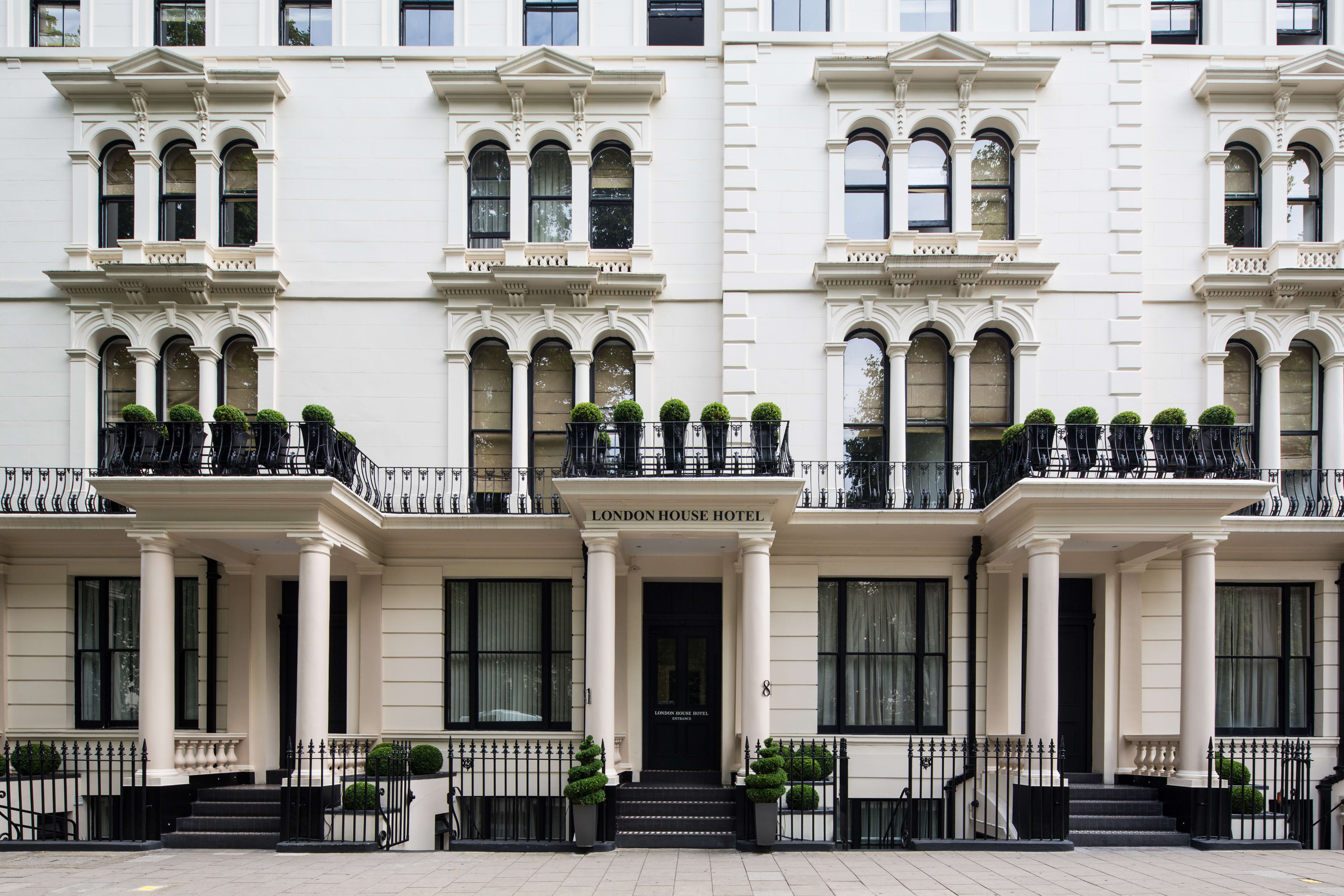 London house. Инносент Хаус Лондон. Уютный таунхаус Ноттинг Хилл Лондон. Knightsbridge особняк в Лондоне. Лондонская гостиница фасад.