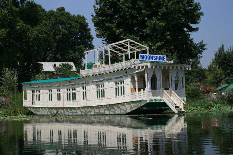 Houseboat Moonshine