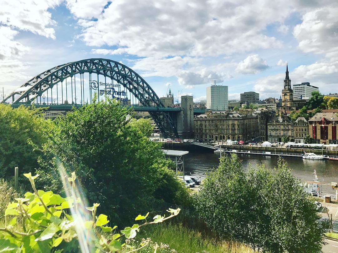 Newcastle england. Ньюкасл апон тайн город в Англии. Нью Кастл Англия. Ньюкасл-апон-тайн. Newcastle upon Tyne город.